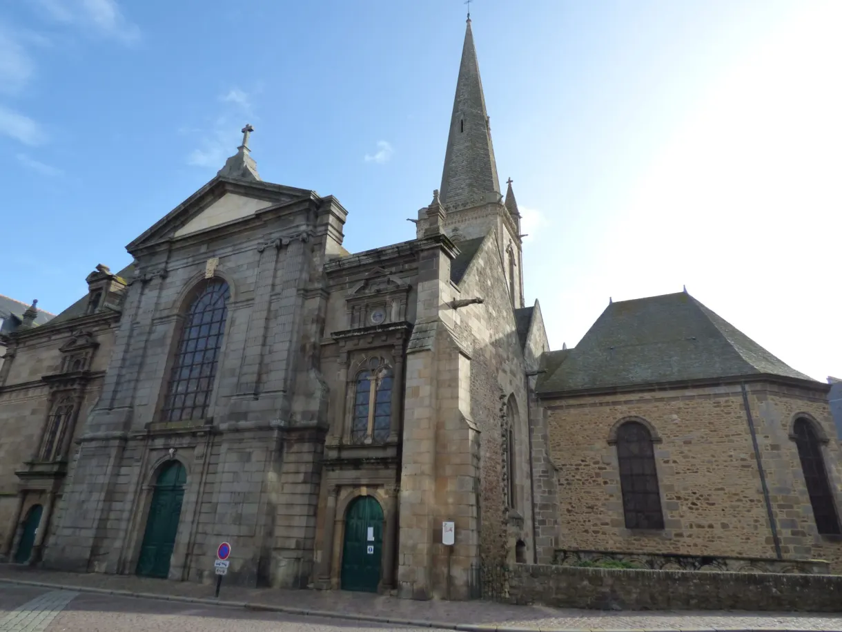 Chapelle de granit et son clocher pointu à contre-jour