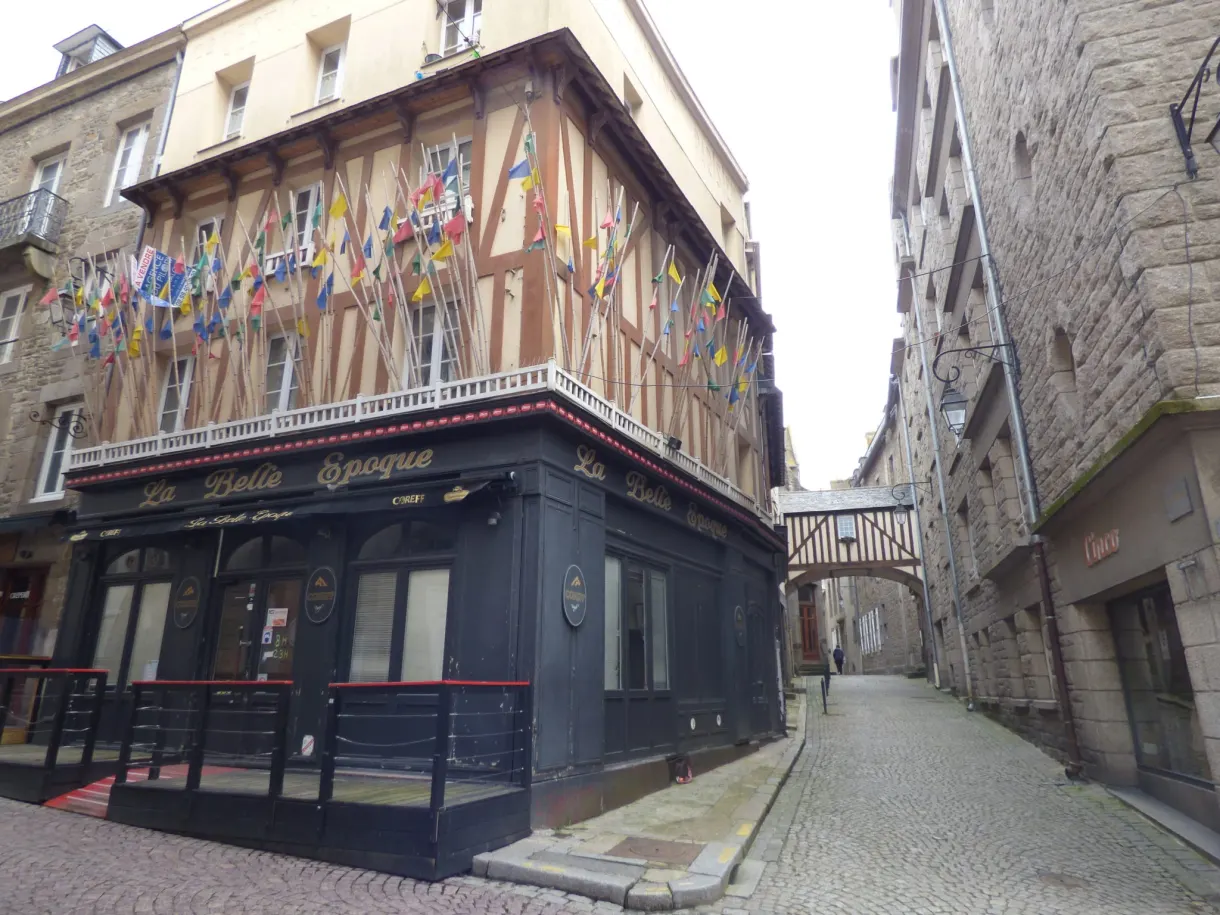 Maison à pans de bois pavoisée de fanions abritant un restaurant