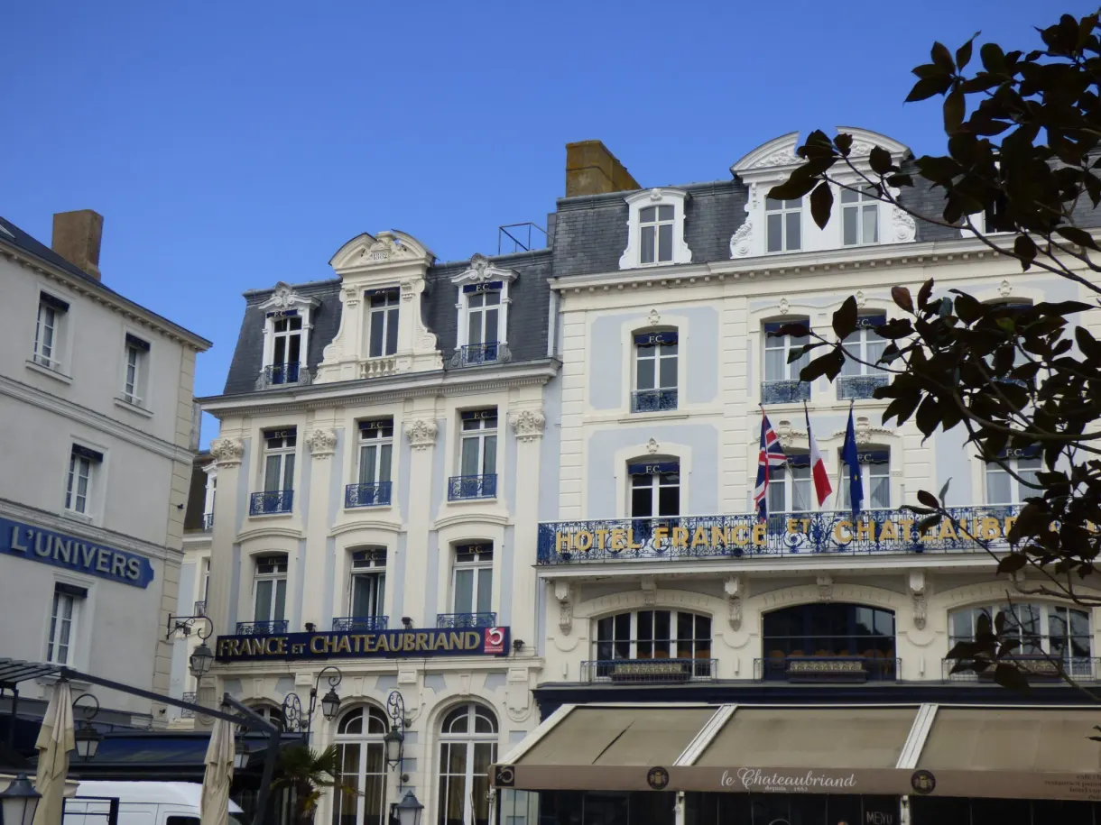 Façades blanches à balcons de fer forgé d'un hôtel du centre