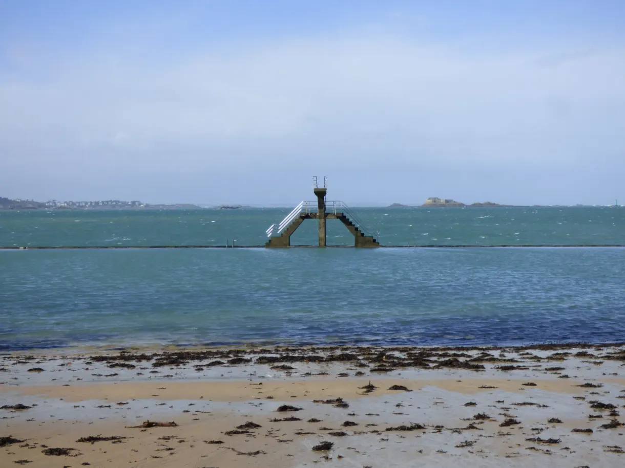 Plongeoir isolé au milieu du bassin marin à marée basse