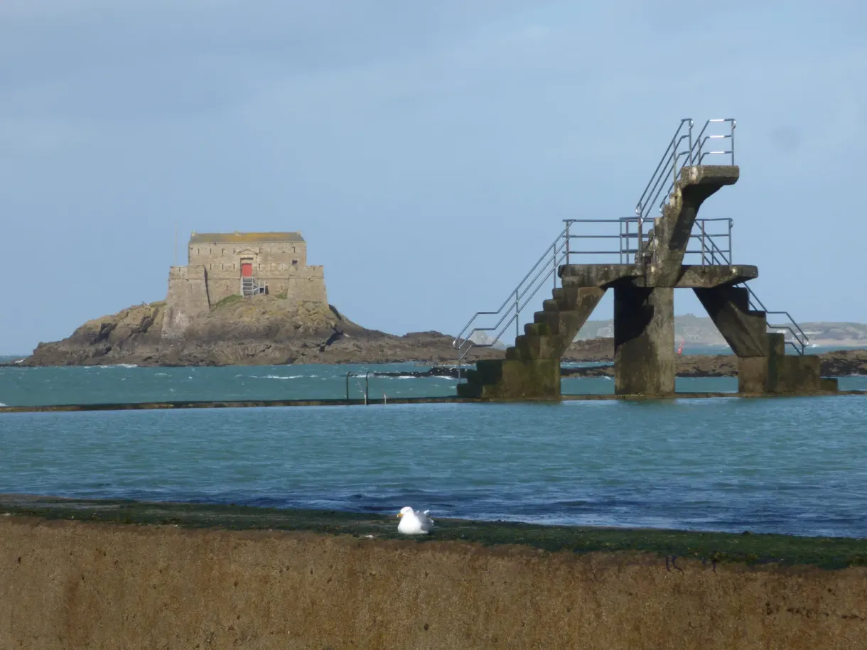 Plongeoir de béton devant le fort perché sur son îlot