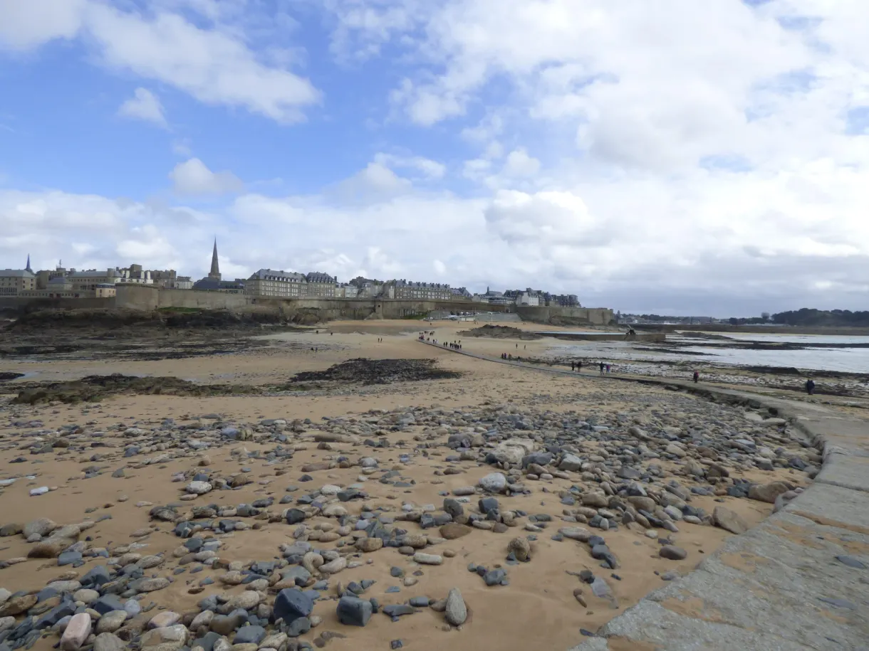 Estran de galets et de sable face à la ville close