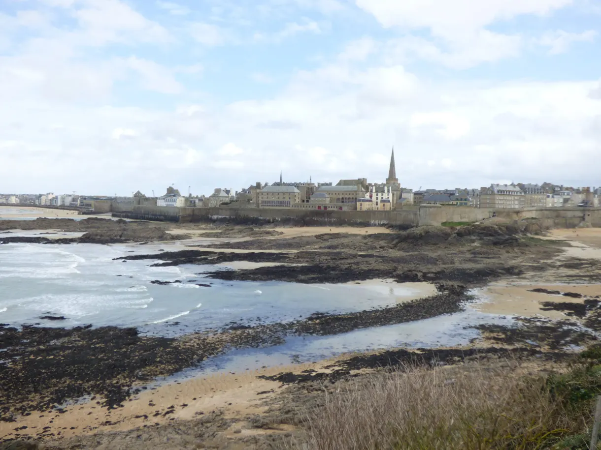 Panorama de la ville close depuis l'estran découvert