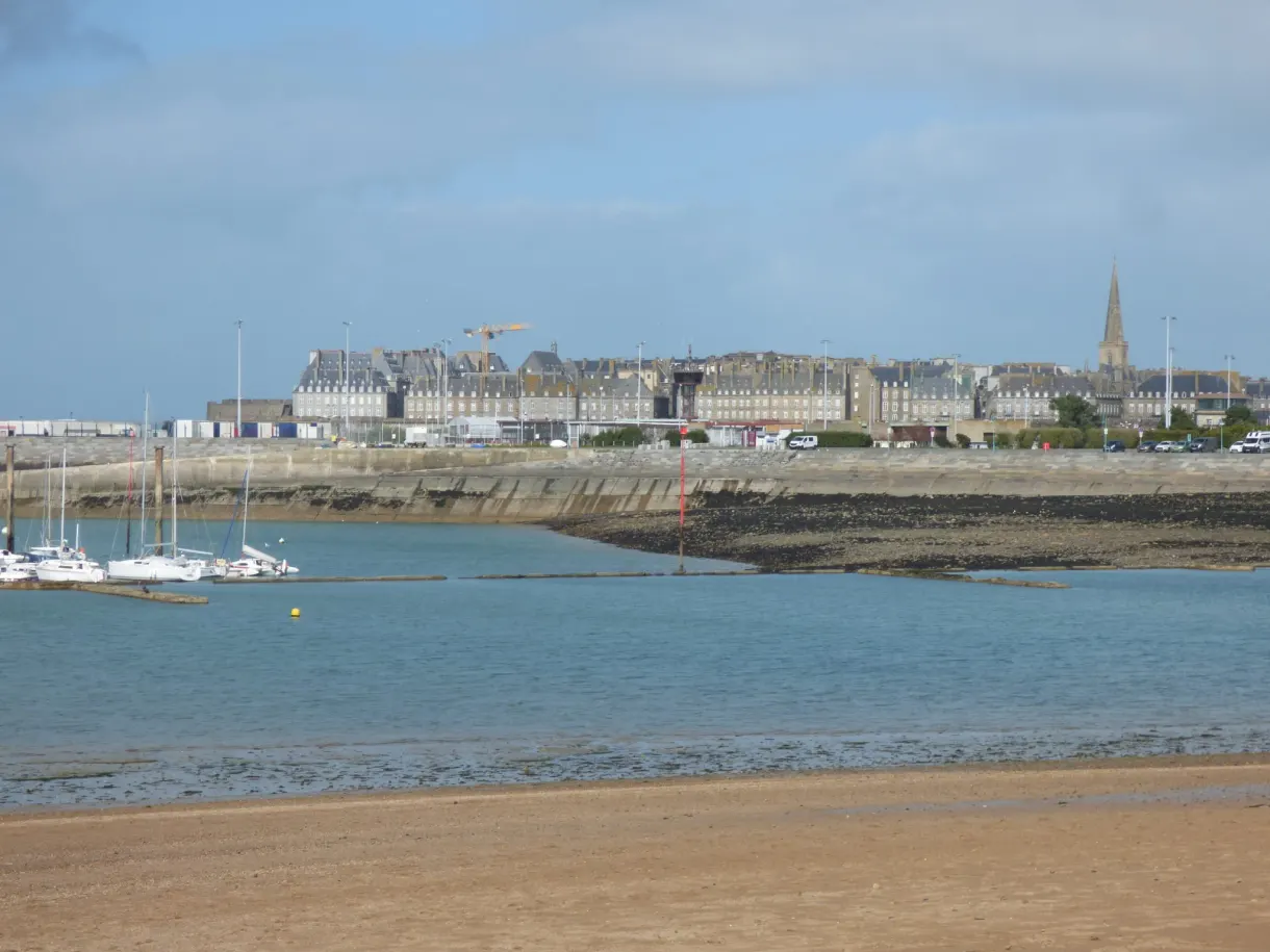 Voiliers du port et remparts alignés au fond de la baie