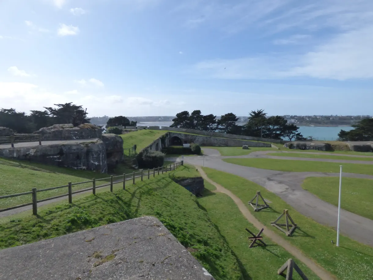 Pelouse et fortifications d'un ancien fort face à la mer
