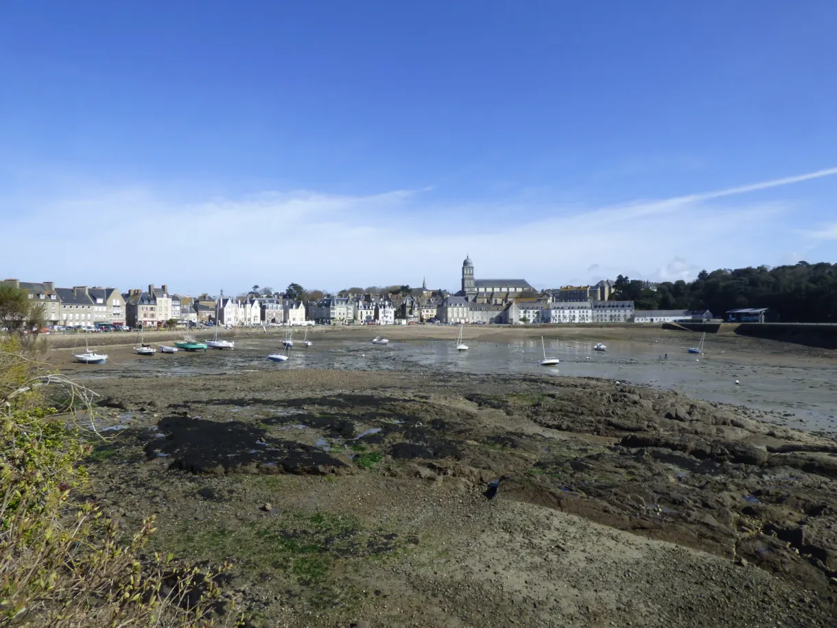 Estran rocheux devant le front de mer de Saint-Servan