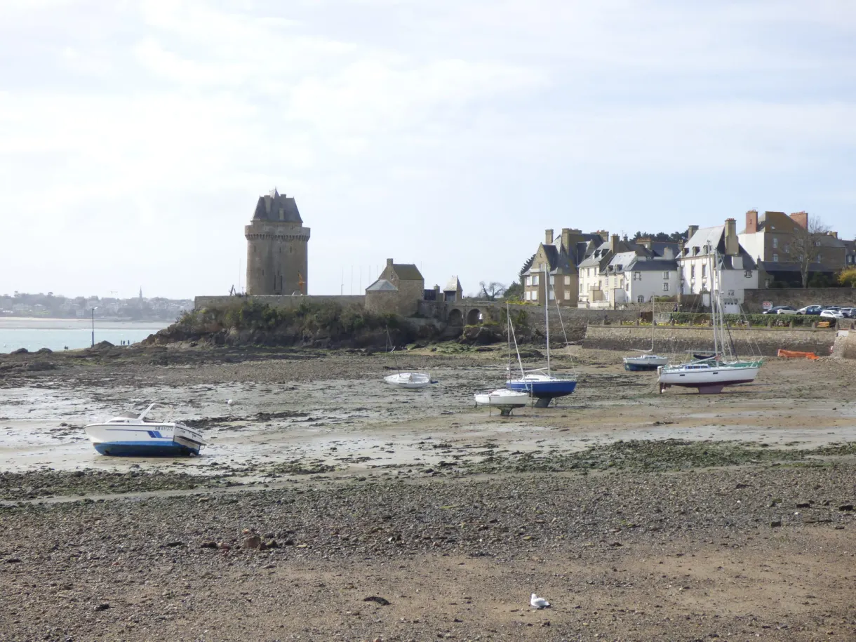 Bateaux couchés sur le sable au pied de la tour Solidor