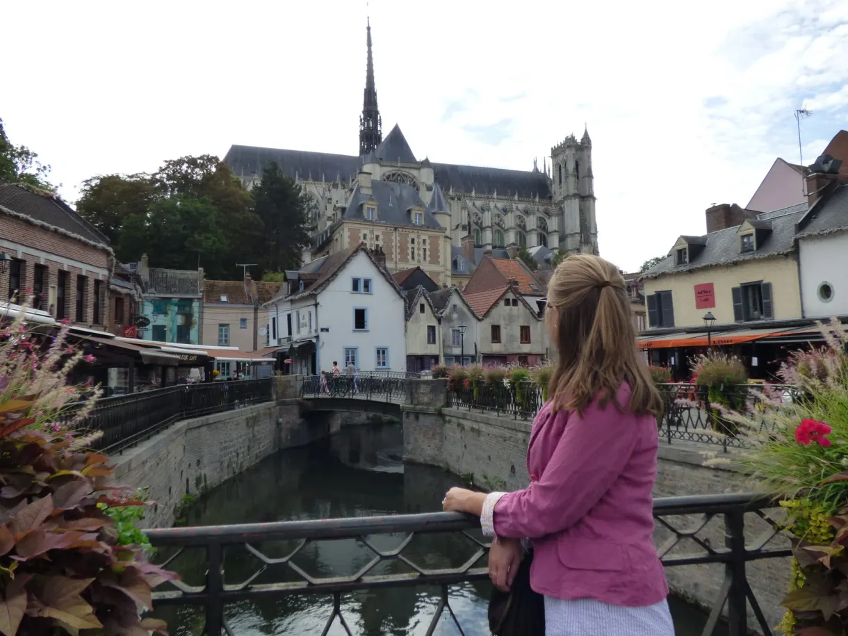 Woman leaning on the railing in front of the Saint-Leu canal