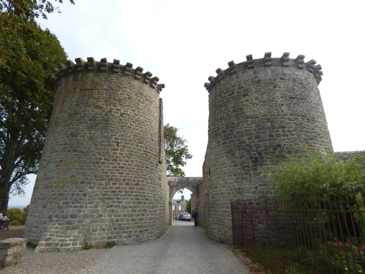 Fortified gate with two round towers closing off the upper town