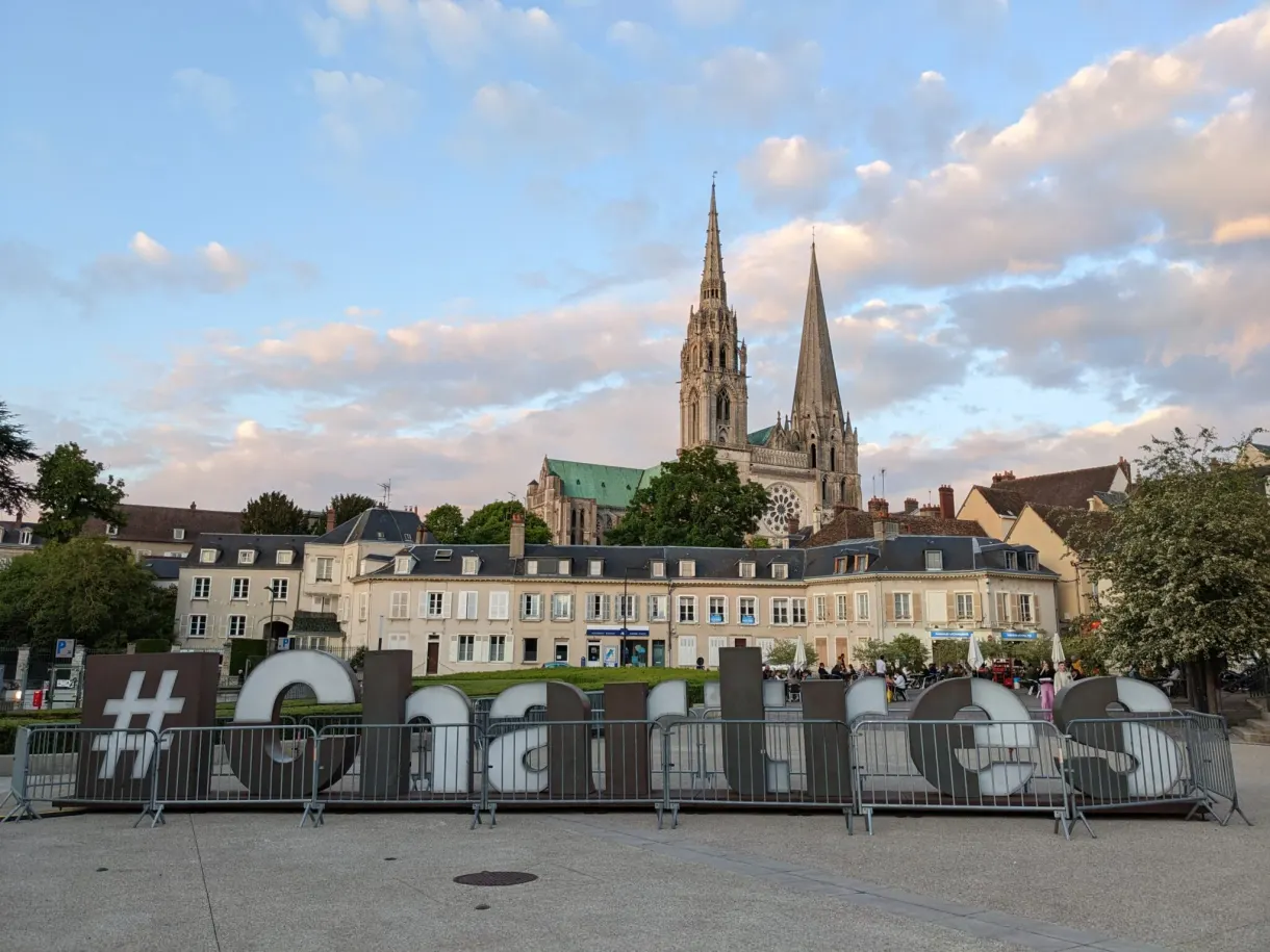 Lettres géantes devant le panorama de la ville et de sa cathédrale