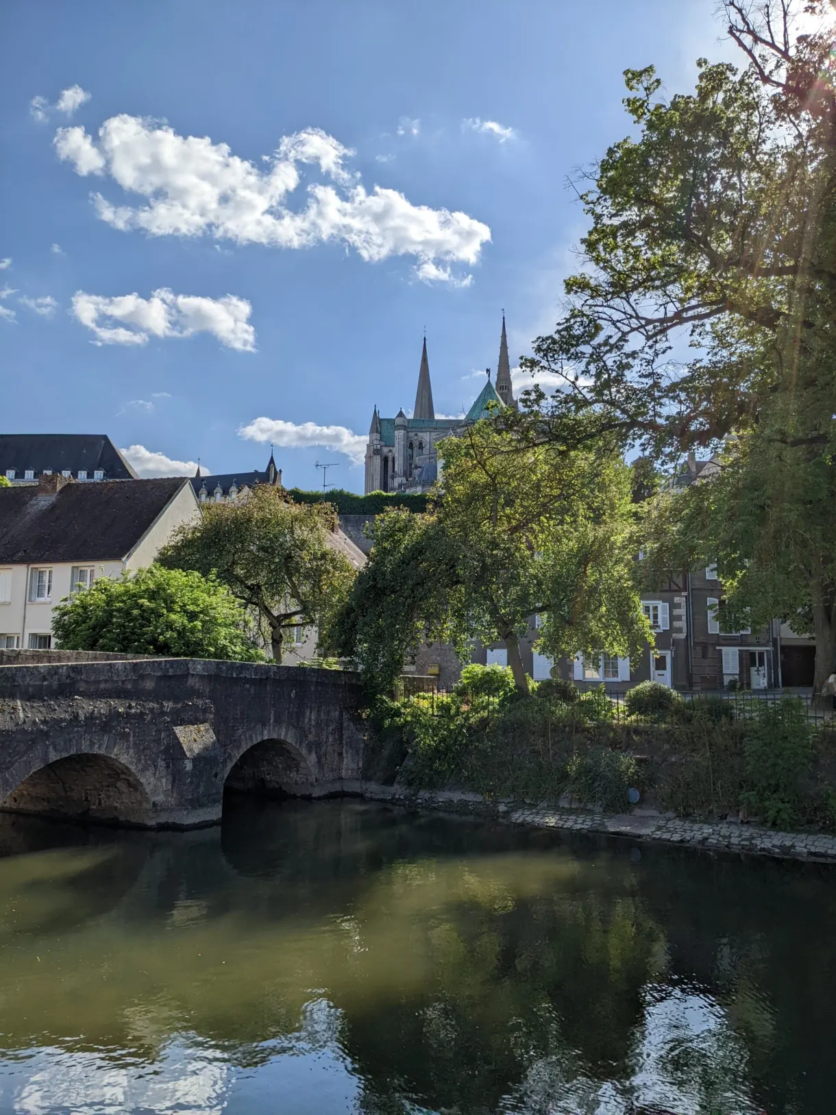 Pont de pierre sur l'Eure et flèches de la cathédrale au loin