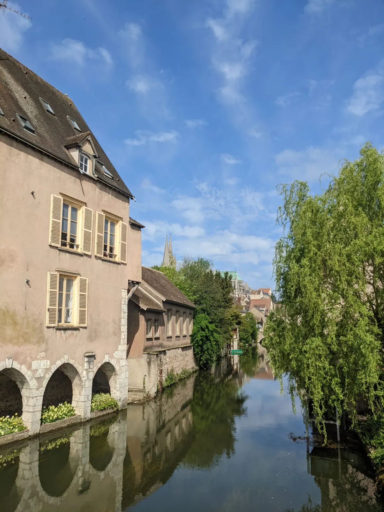Maison à galerie et arches de pierre au bord de l'Eure