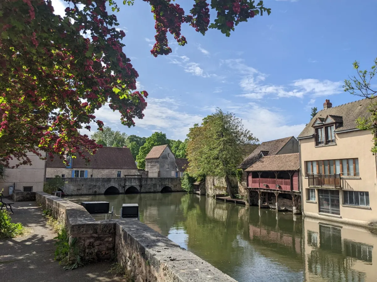 Feuillage pourpre encadrant les lavoirs et le cours de l'Eure