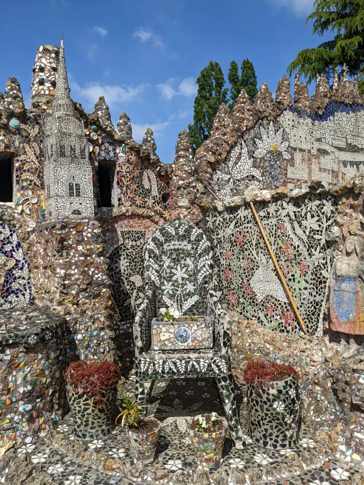 Trône et murs de mosaïque dans la cour de la maison Picassiette