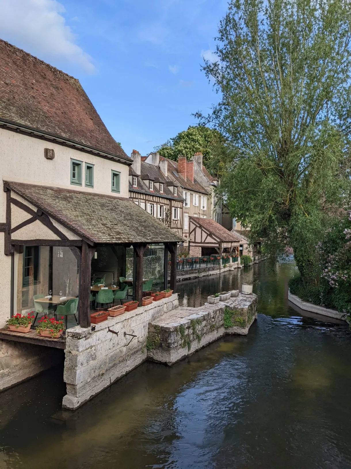 Terrasse fleurie d'une maison surplombant la rivière