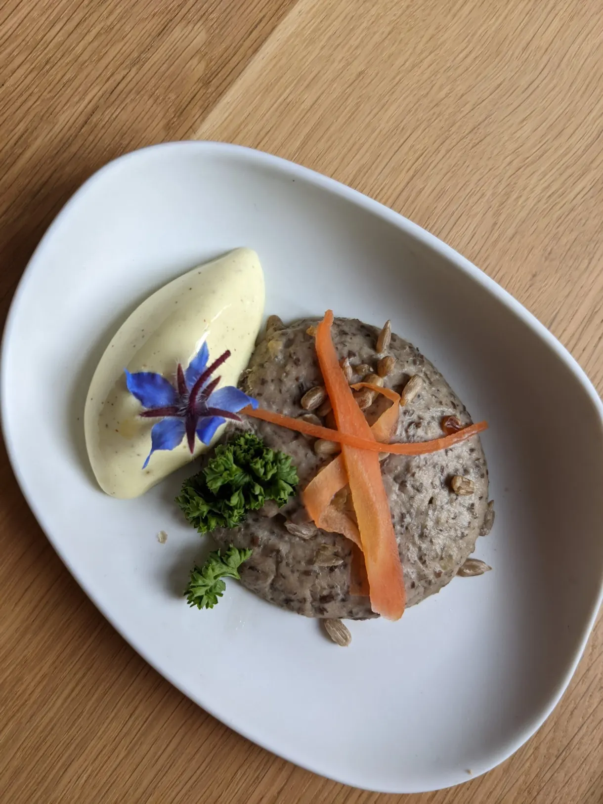 Assiette gastronomique garnie d'une fleur de bourrache