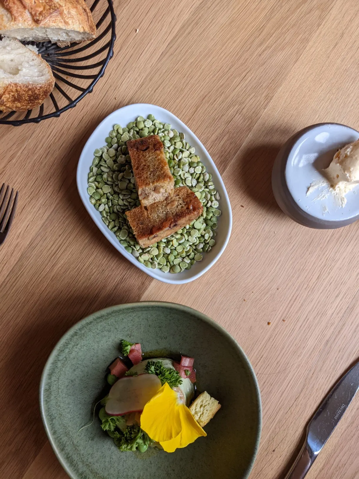 Deux assiettes de légumes printaniers posées sur une table claire