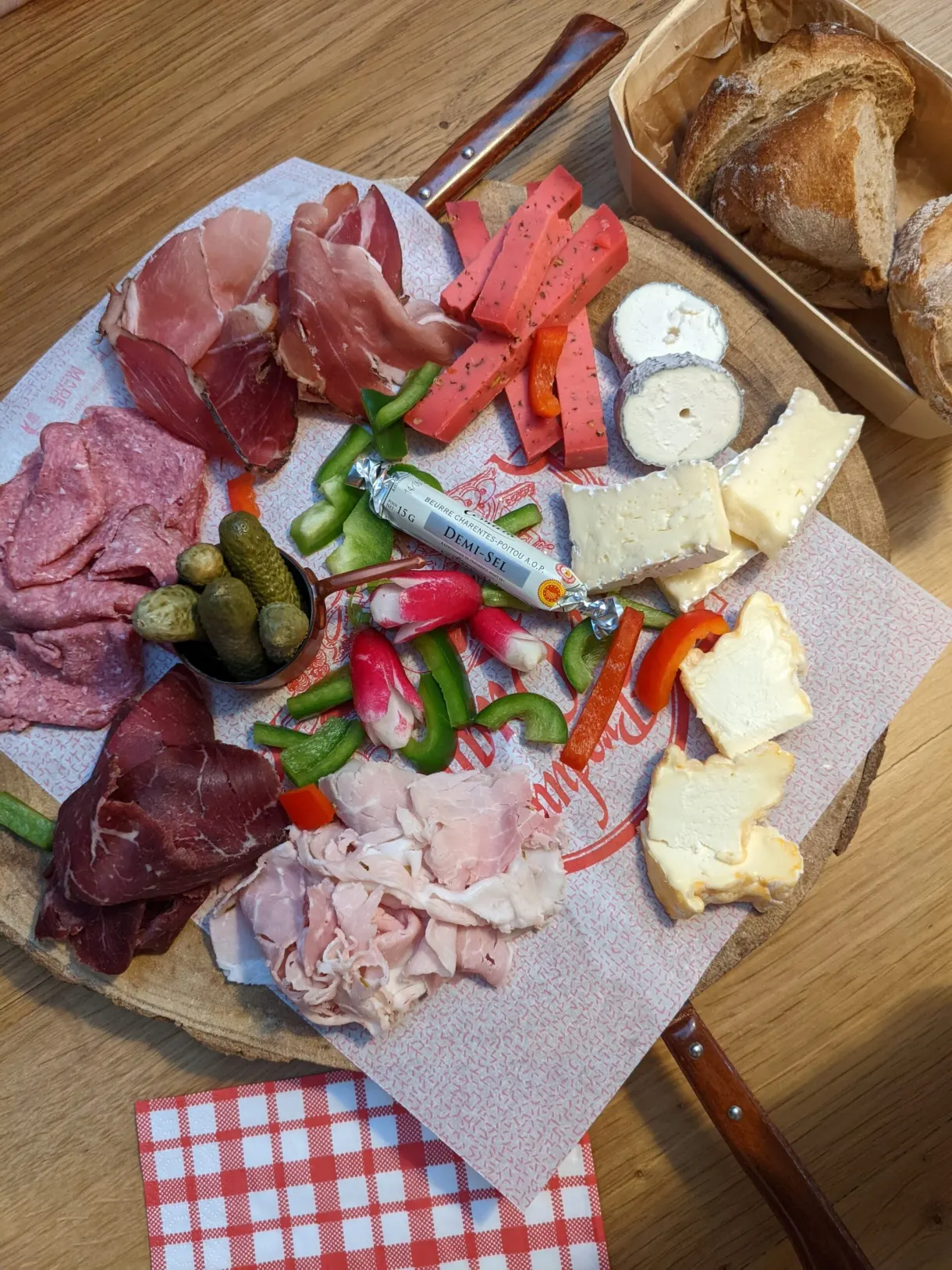 Planche de charcuterie et fromages accompagnée de pain